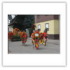 Radsportfreunde beim Umzug des SV08