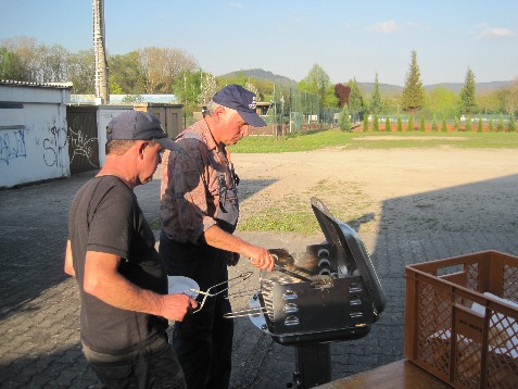Nach der Reinigungsaktion wird gegrillt